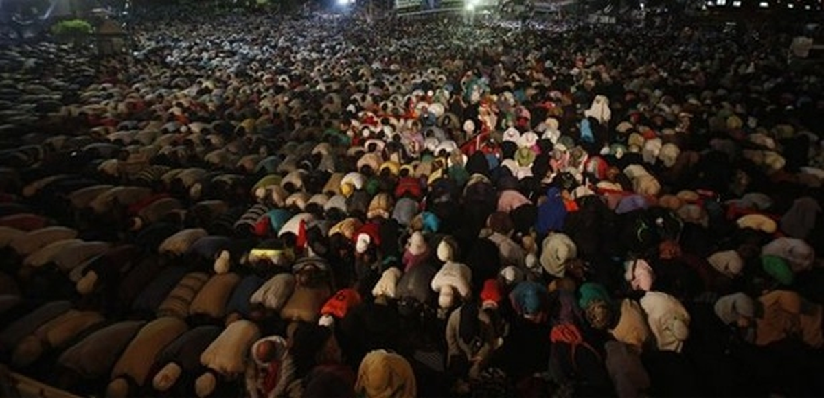 Mısır\'da Ölenler İçin Toplu Dua Edildi