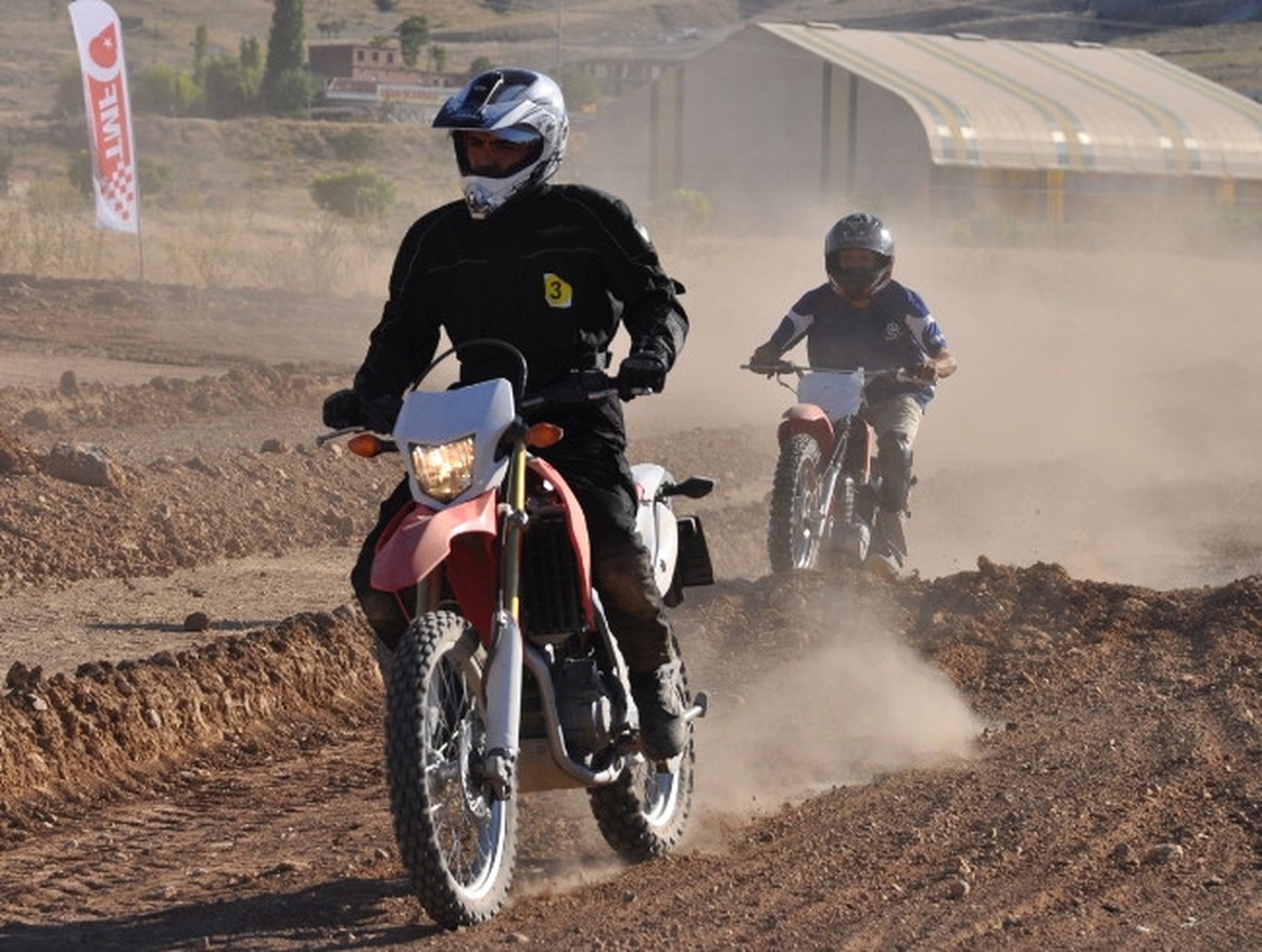 Motorkros Yarışmaları Doğu Anadolu\'da İlk Kez Düzenlendi