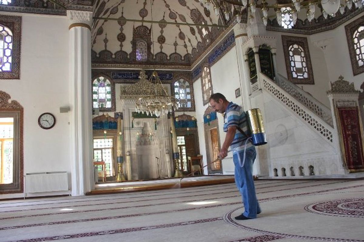 Nevşehir\'de Camilere Gül Suyu Sıkıldı