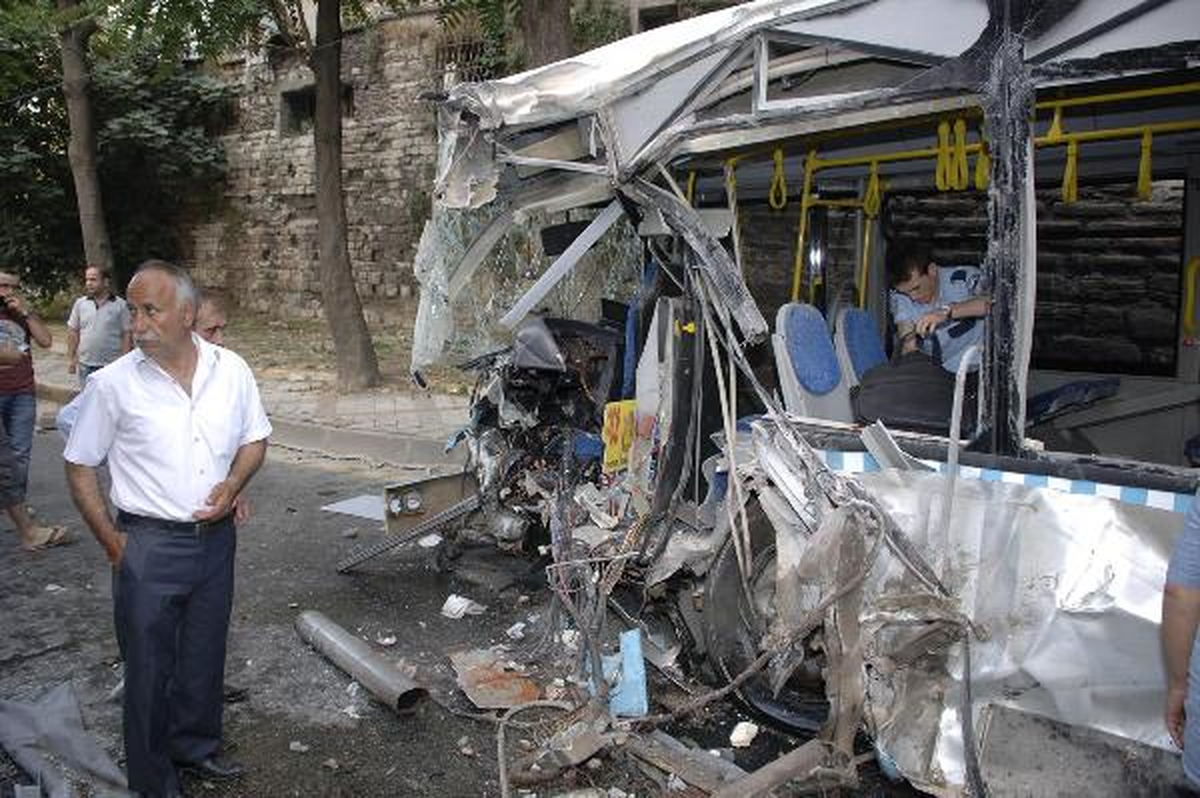 Otobüs Kontrolden Çıktı: 20 Yaralı
