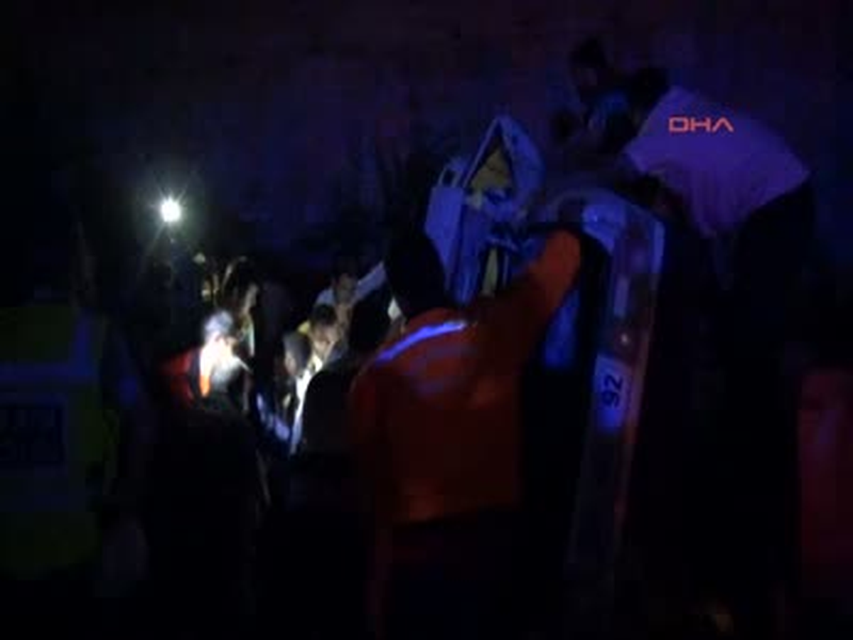 Otomobil 7 Metrelik İstinat Duvarından Bahçeye Düştü