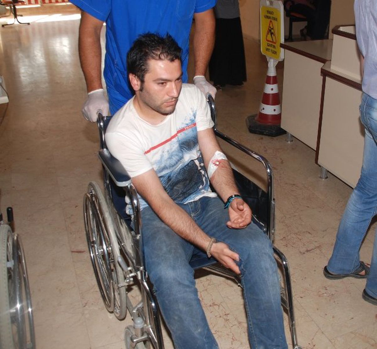 Otomobil Minibüse Çarptı: 4 Yaralı
