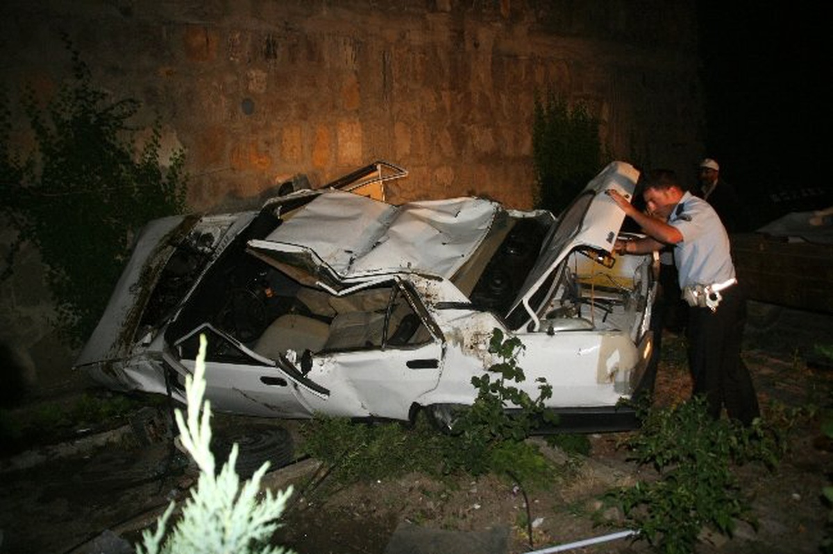 Otomobil Takla Atarak İstinat Duvarından Düştü: 2 Yaralı
