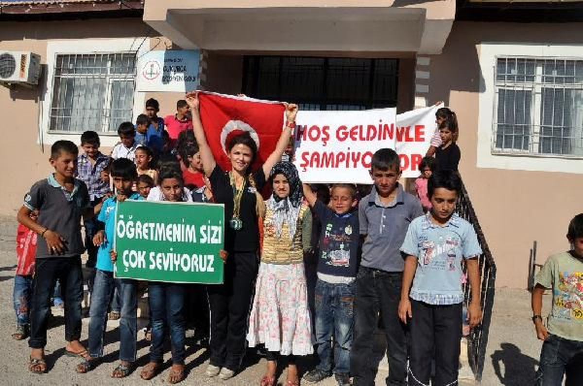 Pınar Öğretmen, Önce Öğrencilerine Koştu