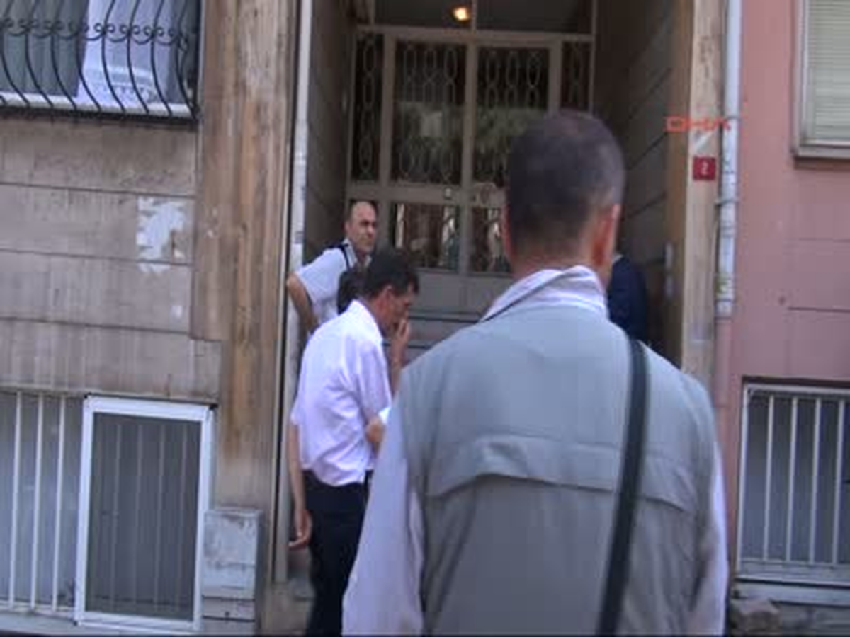 Polis, Mücella Yapıcı\'nın Evinde Arama Yapıyor