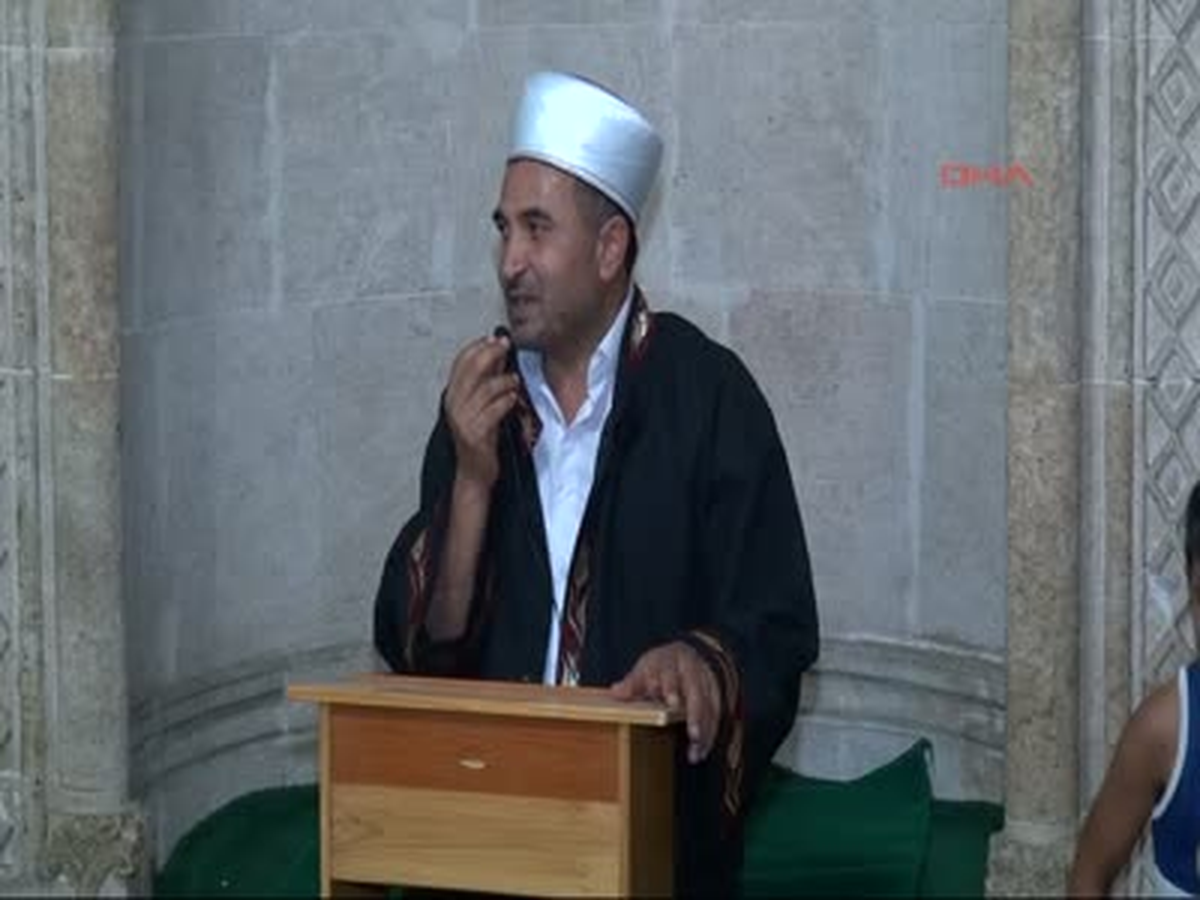 Reyhanlı\'da İlk Teravih Namazında 11 Mayısta Ölenlere Dua Edildi