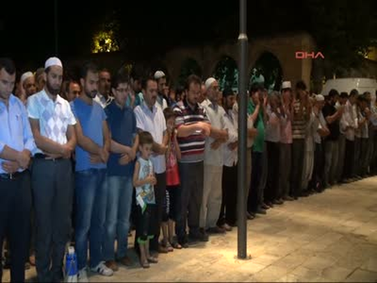 Mısır\'da Ölenler İçin Gıyabi Cenaze Namazı Kılındı