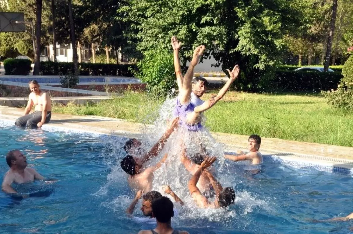 Suriyeli Gençlerin Havuz Keyfi