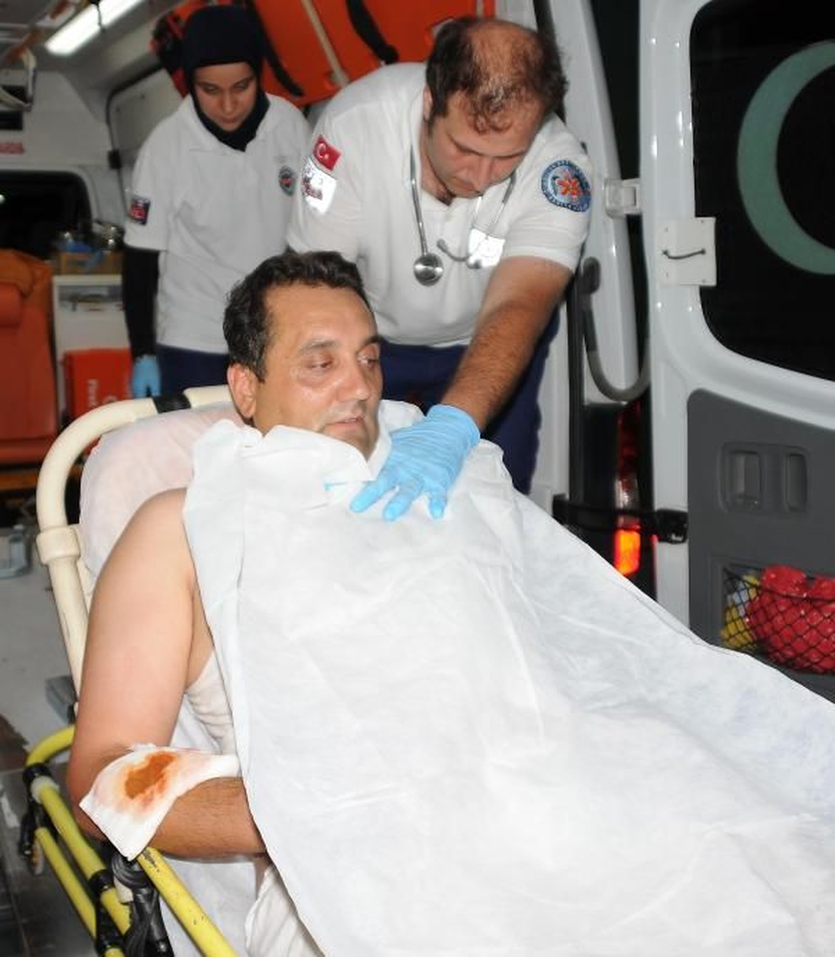 Tinerci, Polis Memurunu 6 Yerinden Bıçakladı