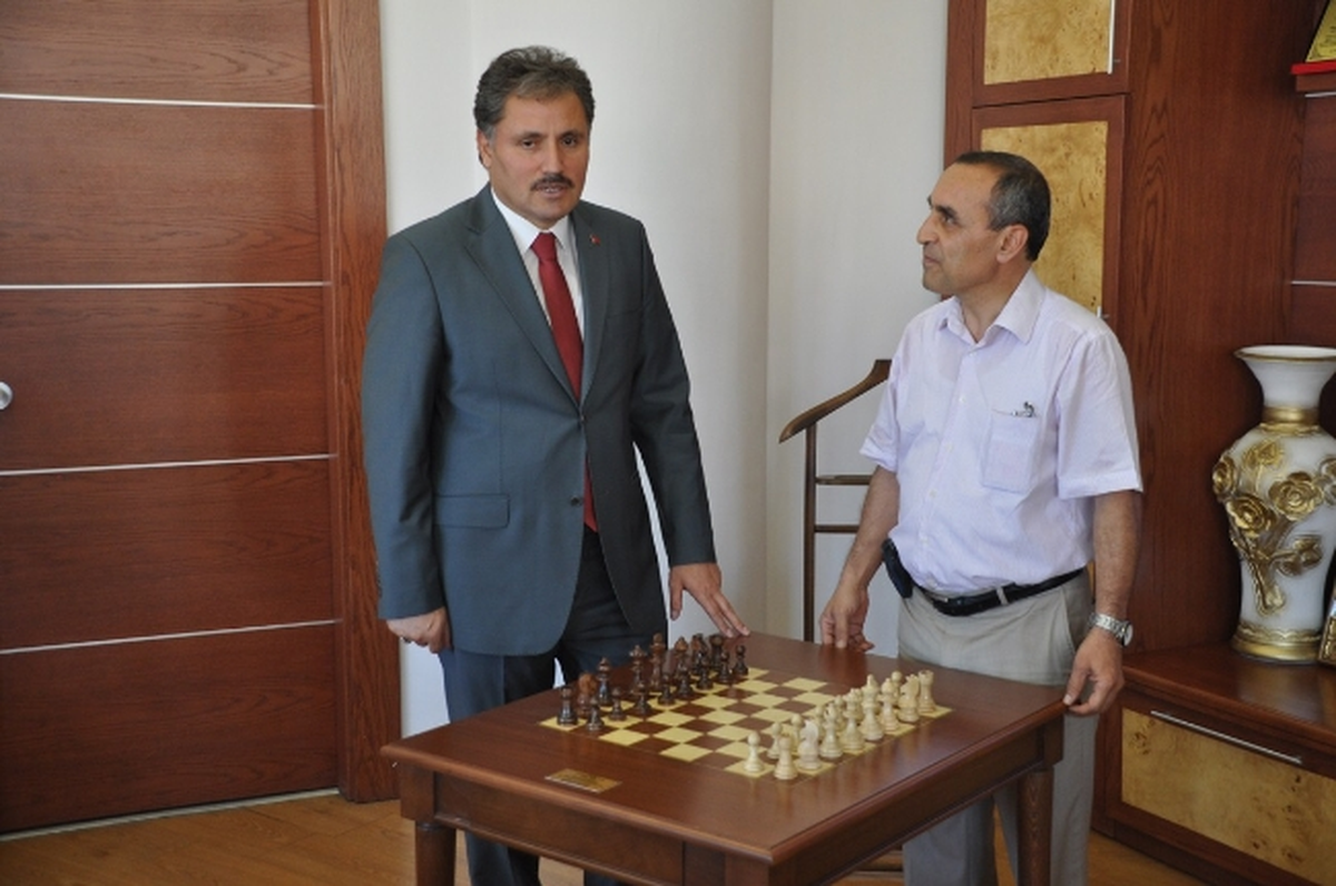 Tsf, Başkan Çakır\'a Satranç Masası Hediye Etti