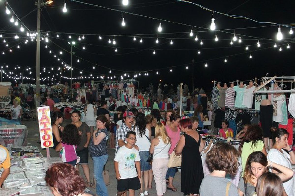 Urla Çeşmealtı Gece Pazarı Cıvıl Cıvıl
