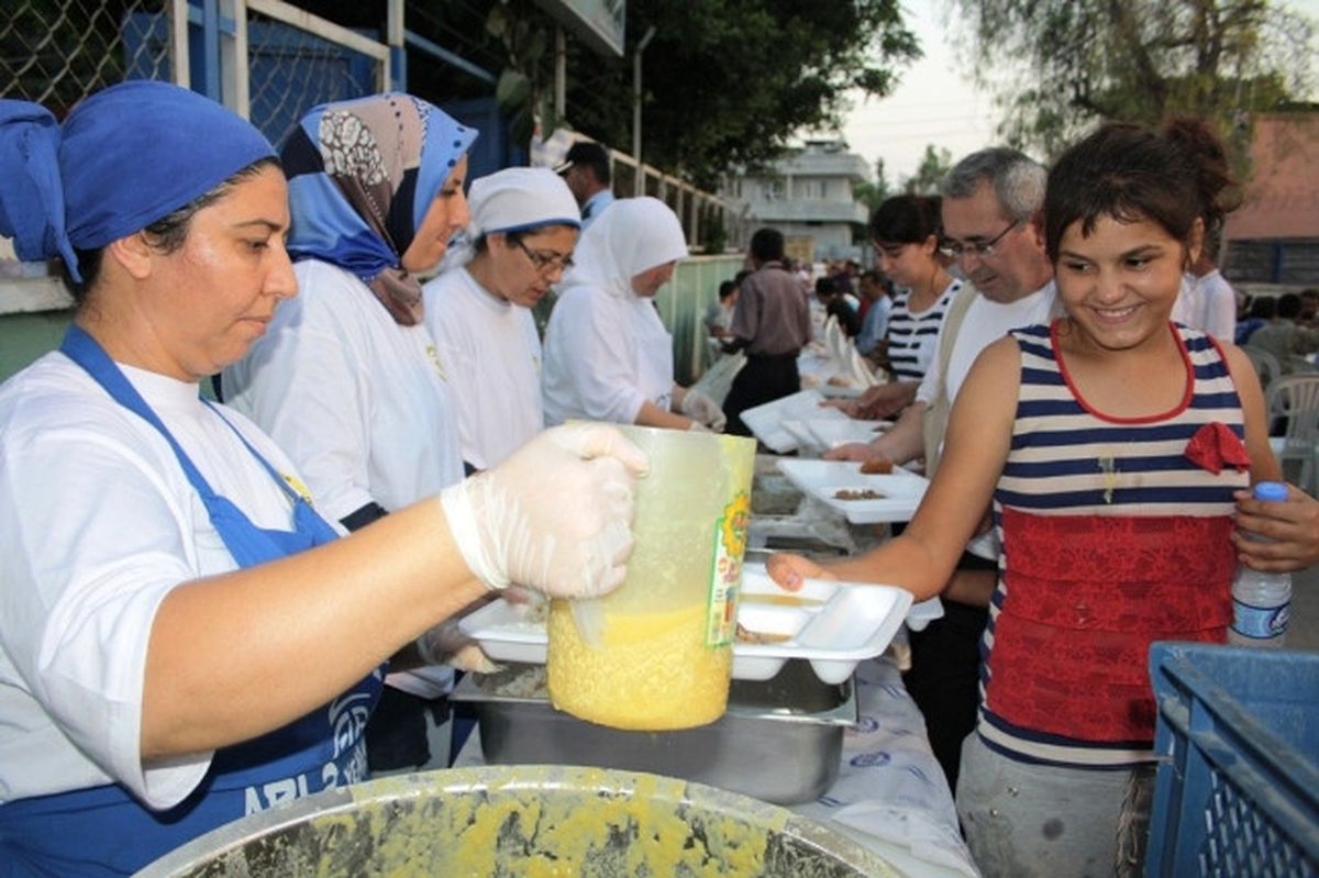 Vali Coş, İftarını Yüreğir\'de Vatandaşlarla Yaptı