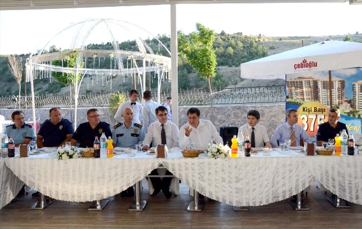 Vali\'den Gezi Parkında Görev Alan Polislere Yemek