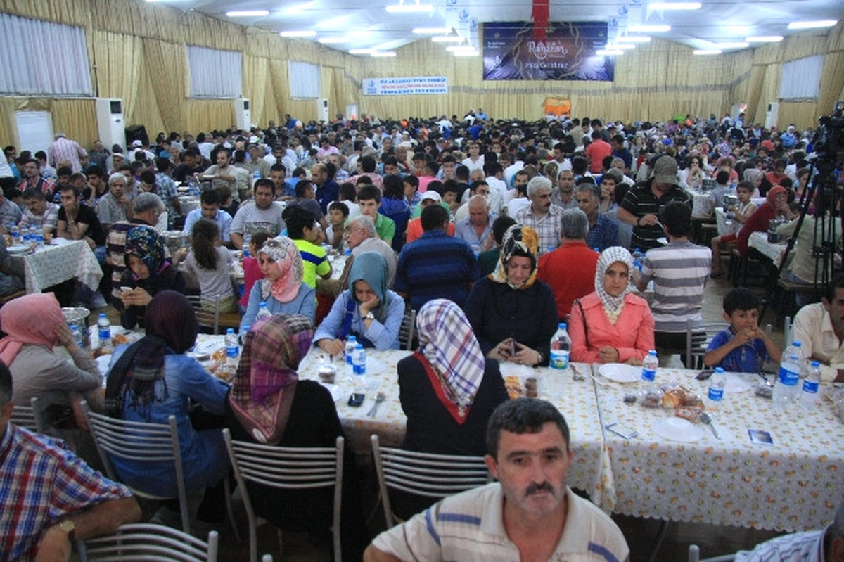 Wi-Fi, Klima ve Güvenlik Kameralı Ramazan Çadırında İlk İftar