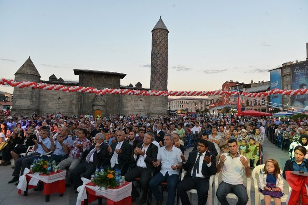 Yakutiye\'nin Geleneksel Ramazan Şenlikleri Kur\'an Tilaveti ve Duayla Başladı