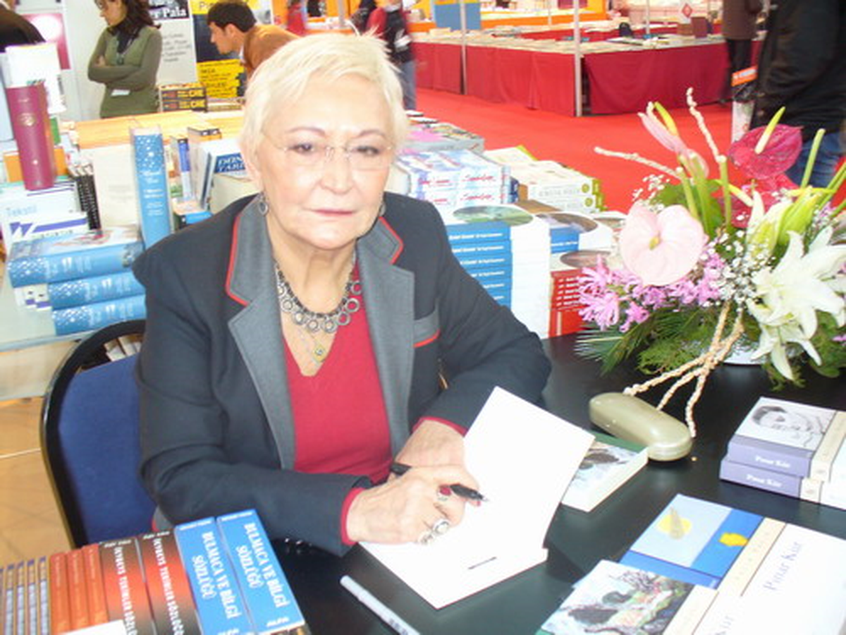 Yazar Pınar Kür\'den Kitap Bağışı
