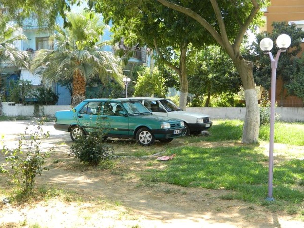 Yeşil Alanlar Otopark Gibi Kullanılıyor