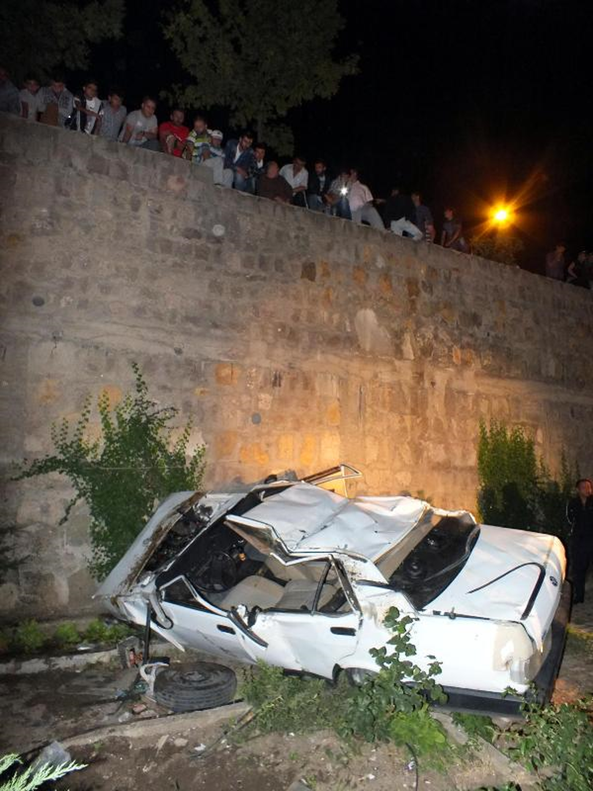 Otomobil Bir Sitenin Bahçesine Düştü: 2 Yaralı