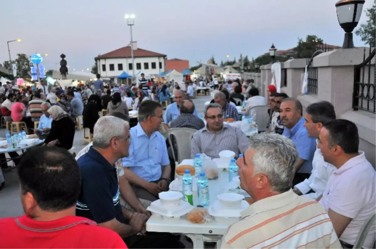 Akşehir Belediyesi\'nden İftar Yemeği