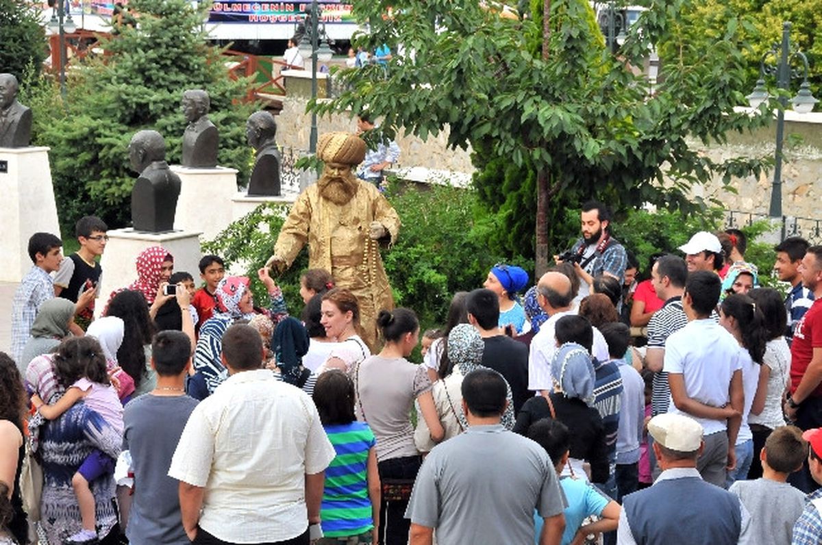 Akşehir\'de Pandomim ve Canlı Heykel Gösterisi