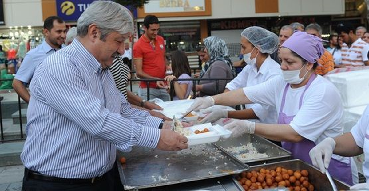 Antalya Başkan Akaydın Halkla İftar Açtı