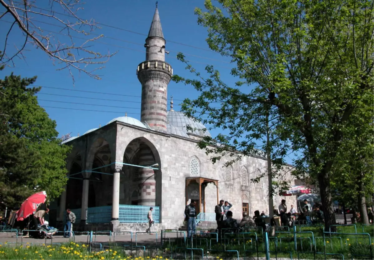 Asırlık Camiler Onbir Ayın Sultanı İçin Hazırlandı