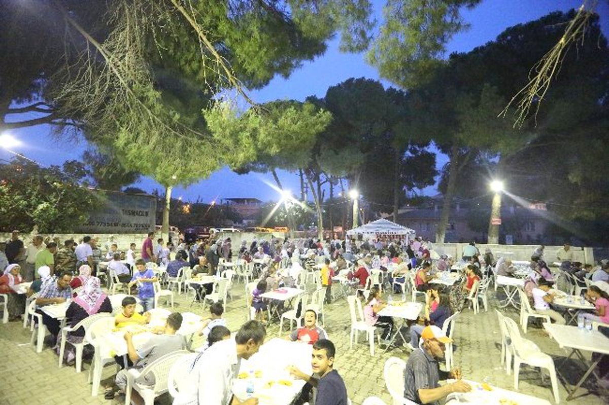 Aydın\'da İftar Çadırlarında Vatandaşlar Buluştu