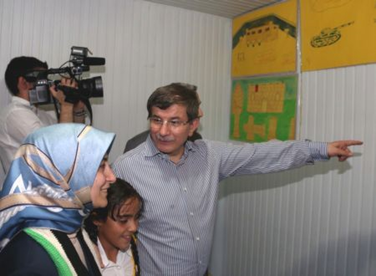 Bakan Davutoğlu 8 Yaşındaki Çocuğun Resimlerine Hayran Kaldı