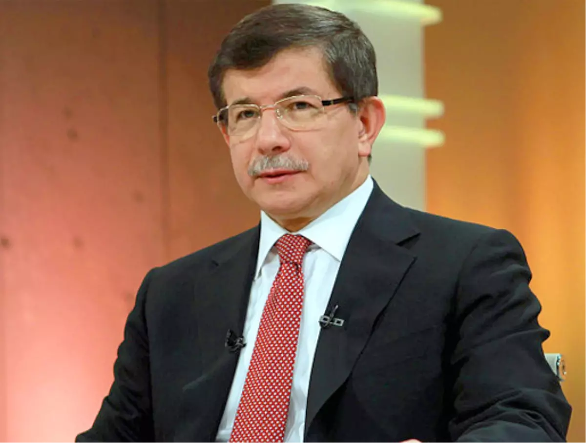 Bakan Davutoğlu, Suriyeli Genç Kızı Dinlerken Duygulandı