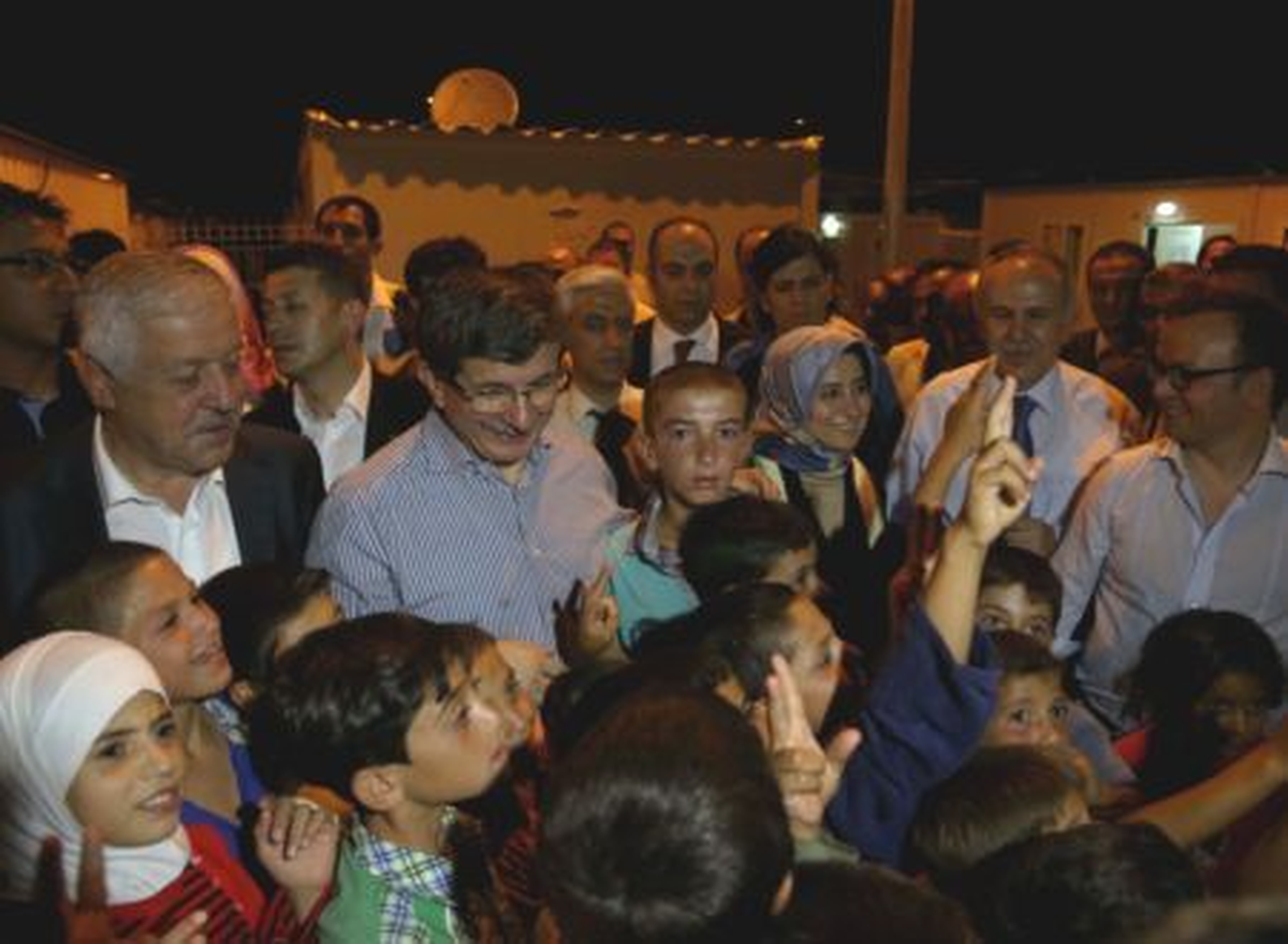 Bakan Davutoğlu Suriyelileri Ziyaret Etti