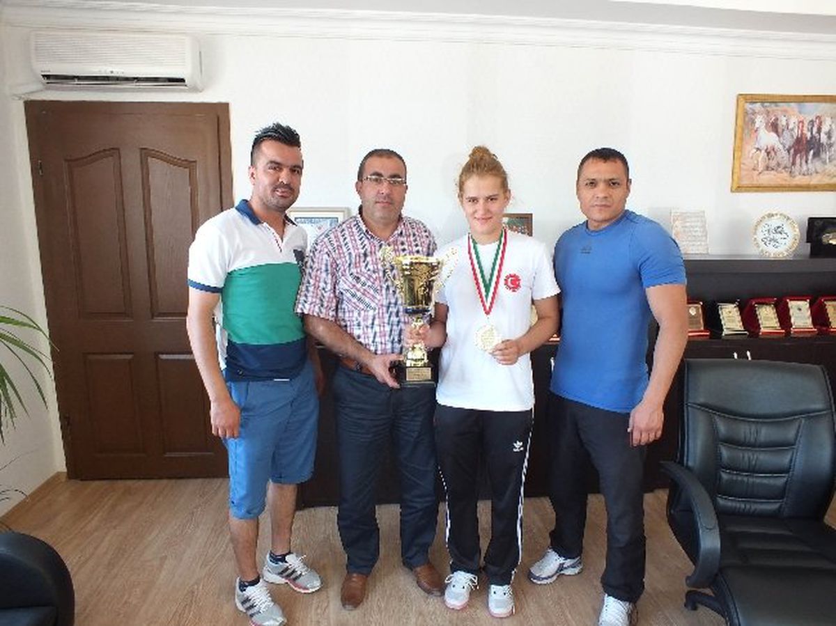 Başarılı Sporcular Ödüllendirildi