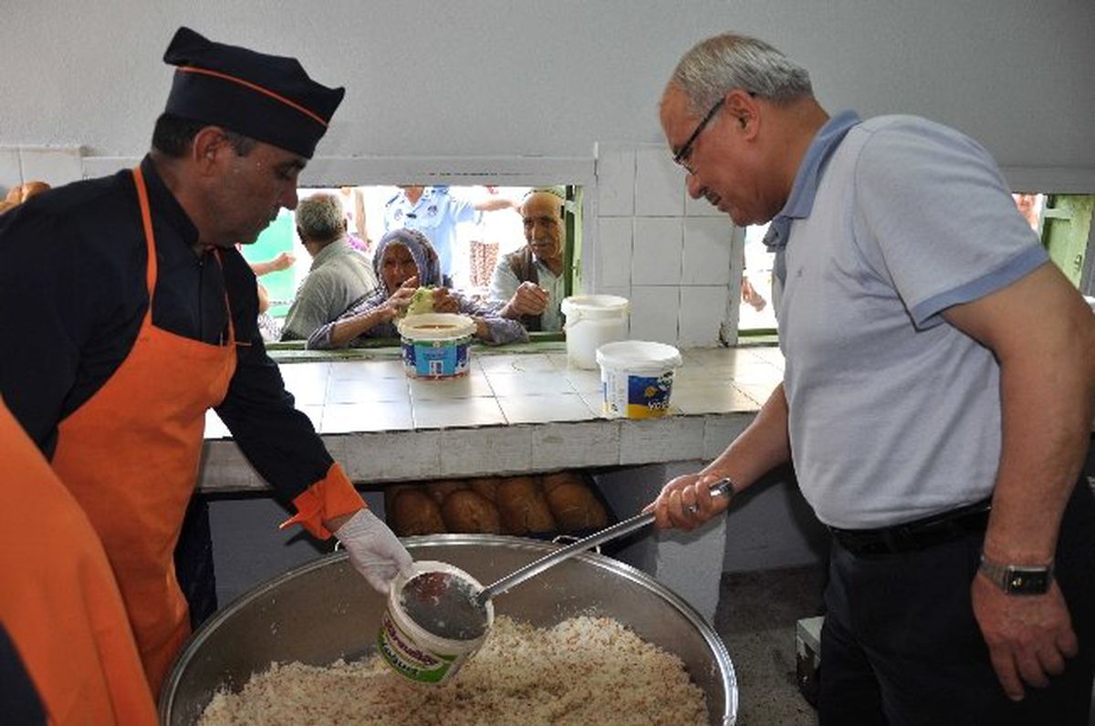 Başkan Kocamaz, Vatandaşlara Yemek Dağıttı