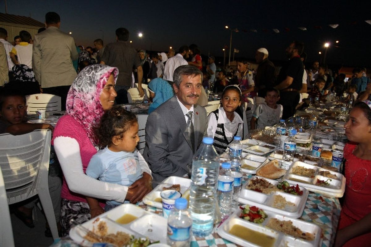 Başkan Tahmazoğlu, İlk İftarını Suriyelilerle Açtı