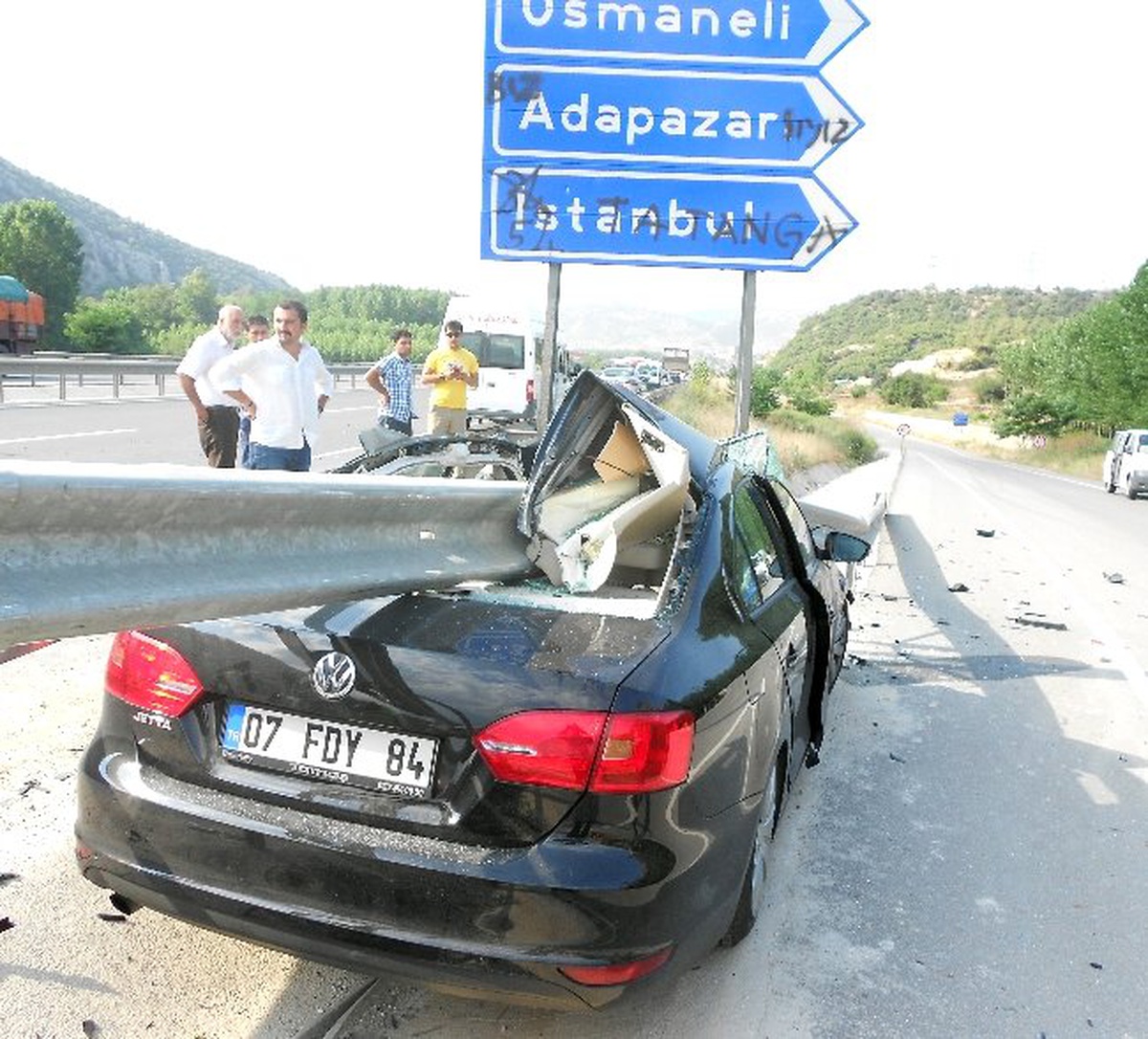Otomobiliyle Bariyere Saplandı