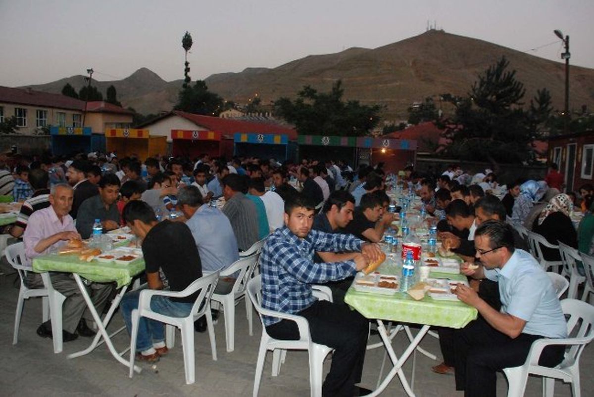 Bitlis Belediyesi 2 Ayrı Yerde İftar Çadırı Kurdu