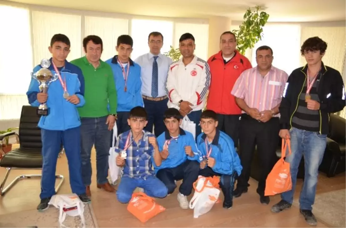 Boksörler Başarılarını Çintimar'la Paylaştı