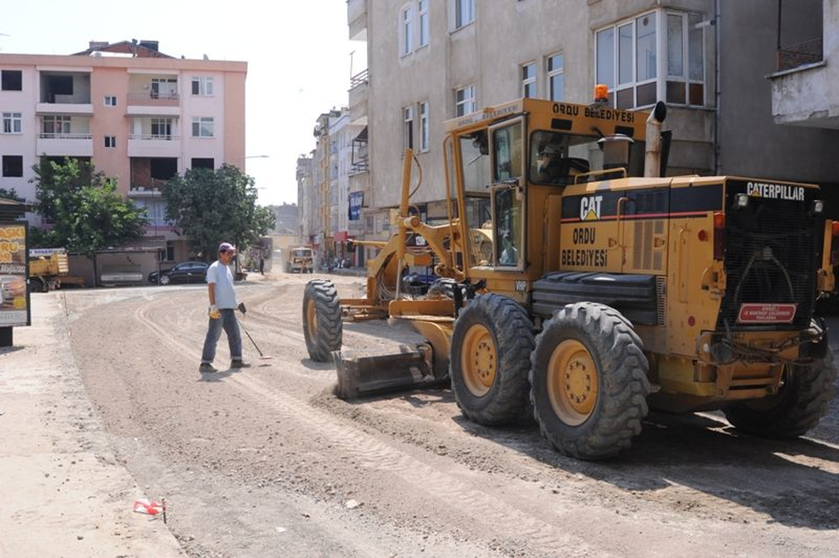 Bucak Mahallesi\'nde Sıcak Asfalt Çalışması
