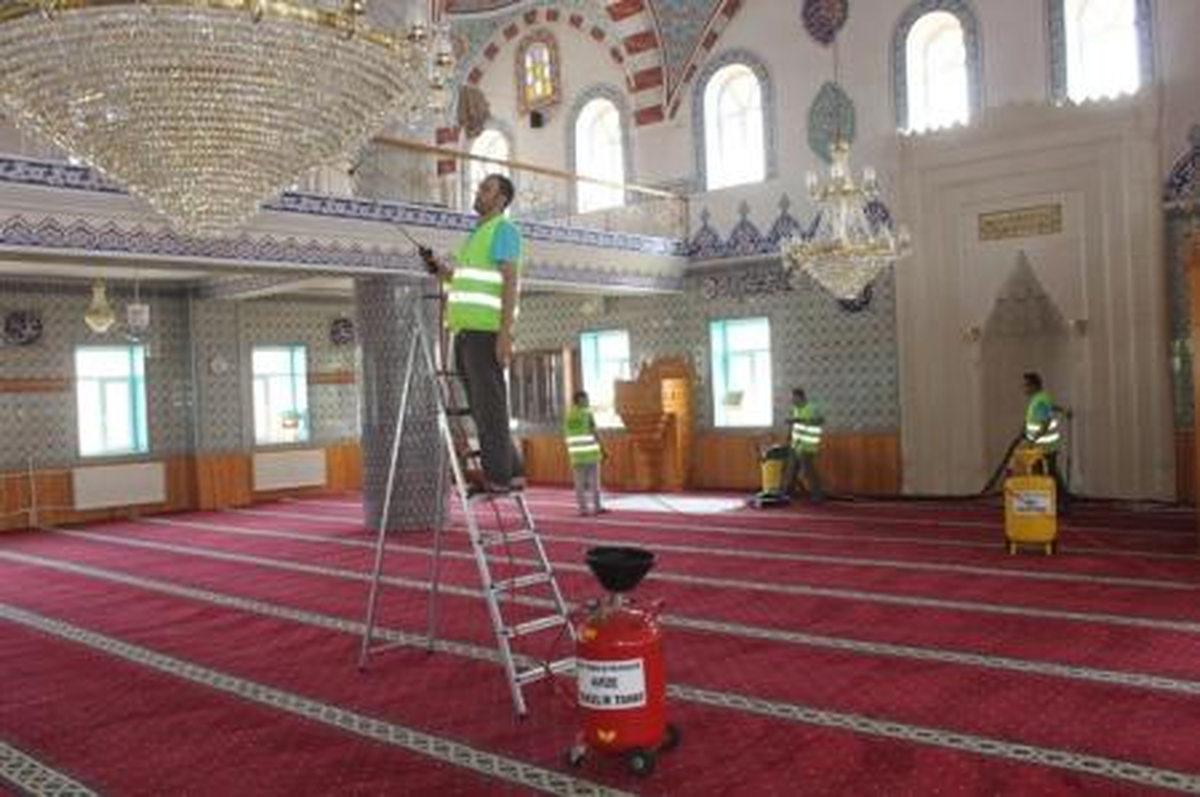 Burhaniye\'de Camilere Belediye Temizliği