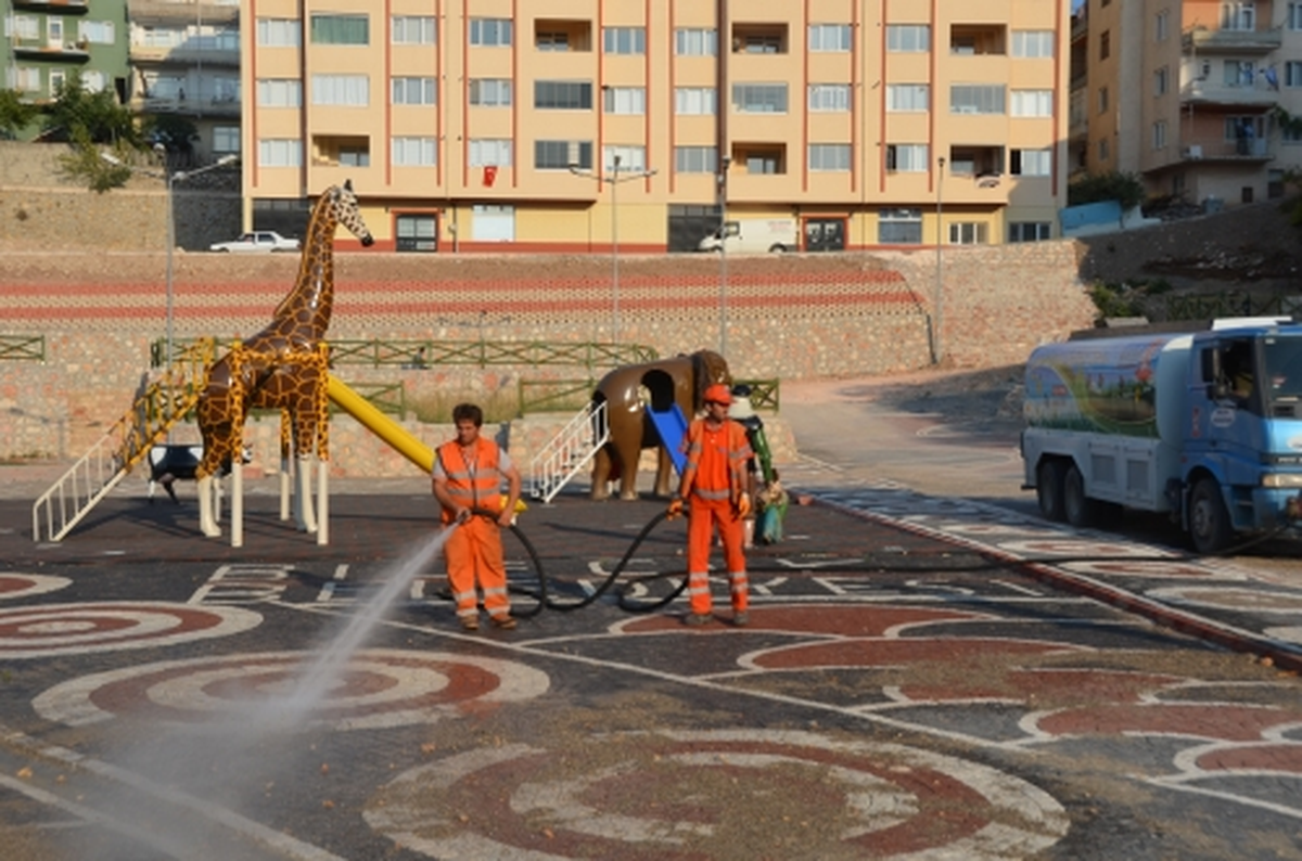 Cadde Sokak ve Parklar Yıkanıyor