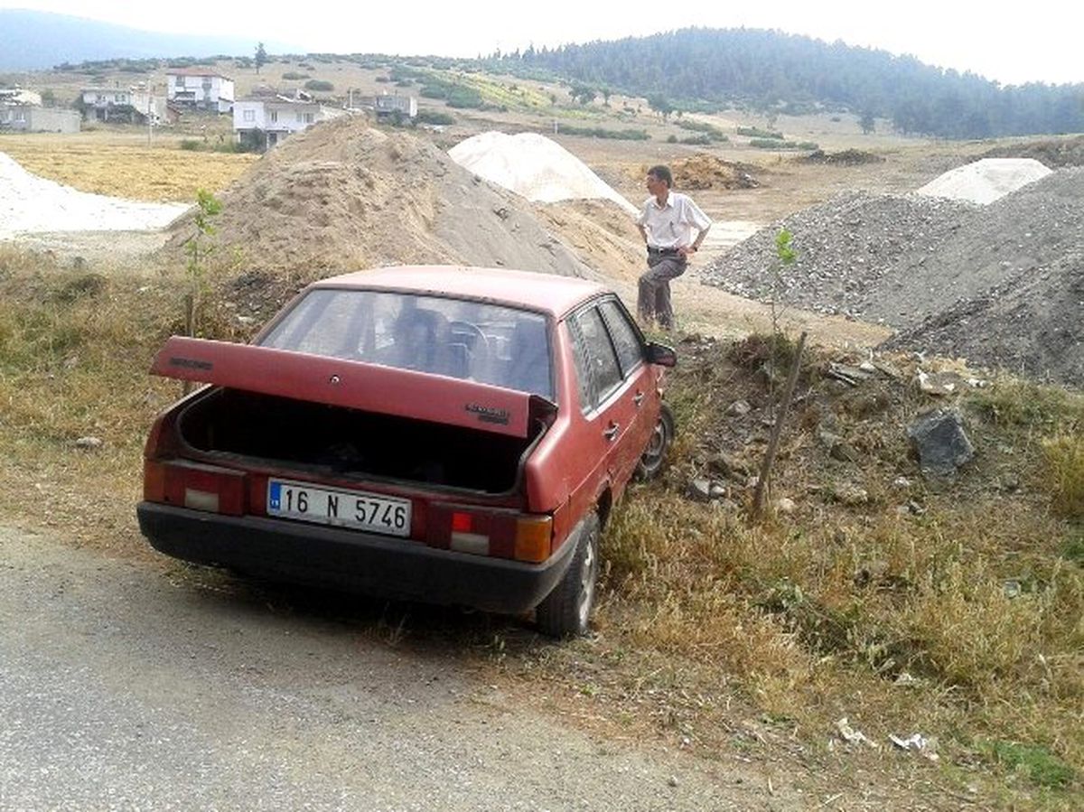 Çaldıkları Aracın Yakıtı Bitince Bırakıp Kaçtılar