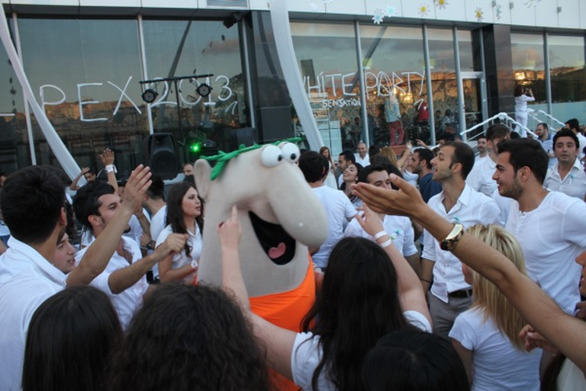Callpex Ailesi, "White Party" ile Yaza"Merhaba" Dedi