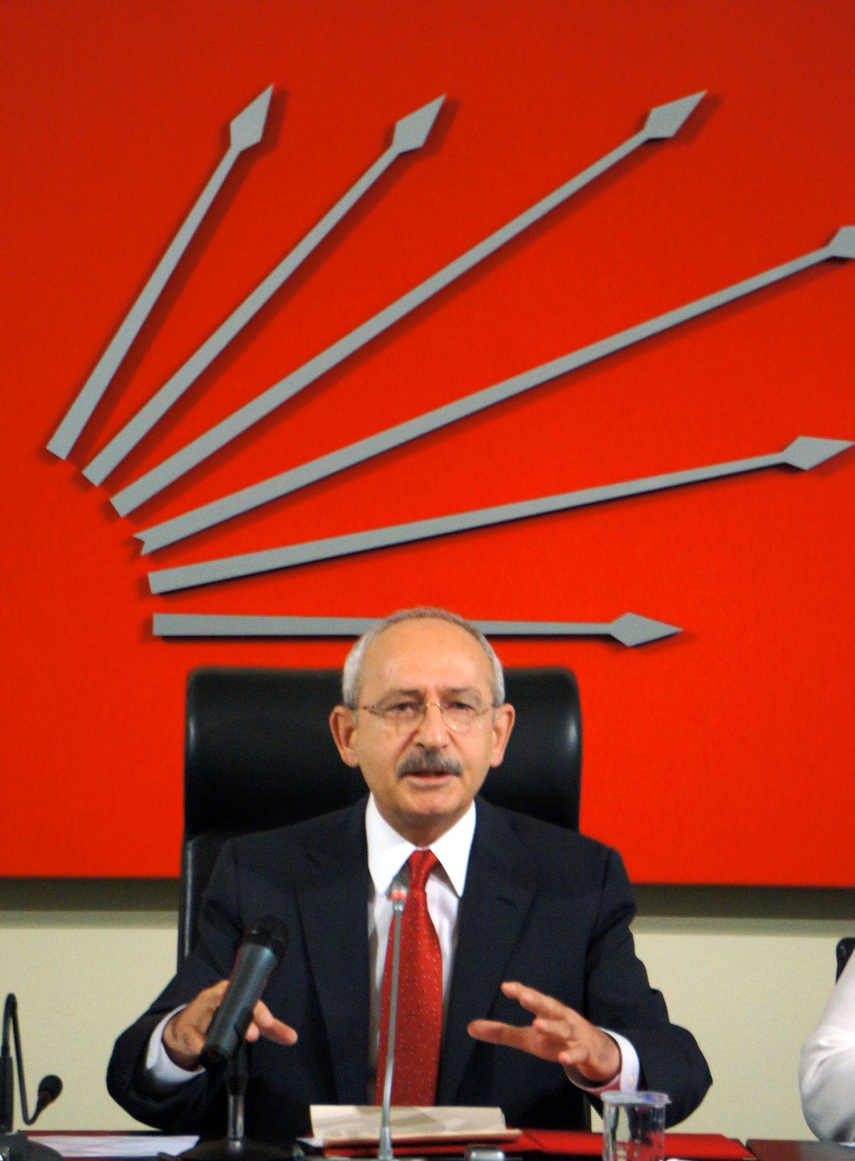 CHP Binasına "Özgürlük ve Demokrasi" Bildirgesi
