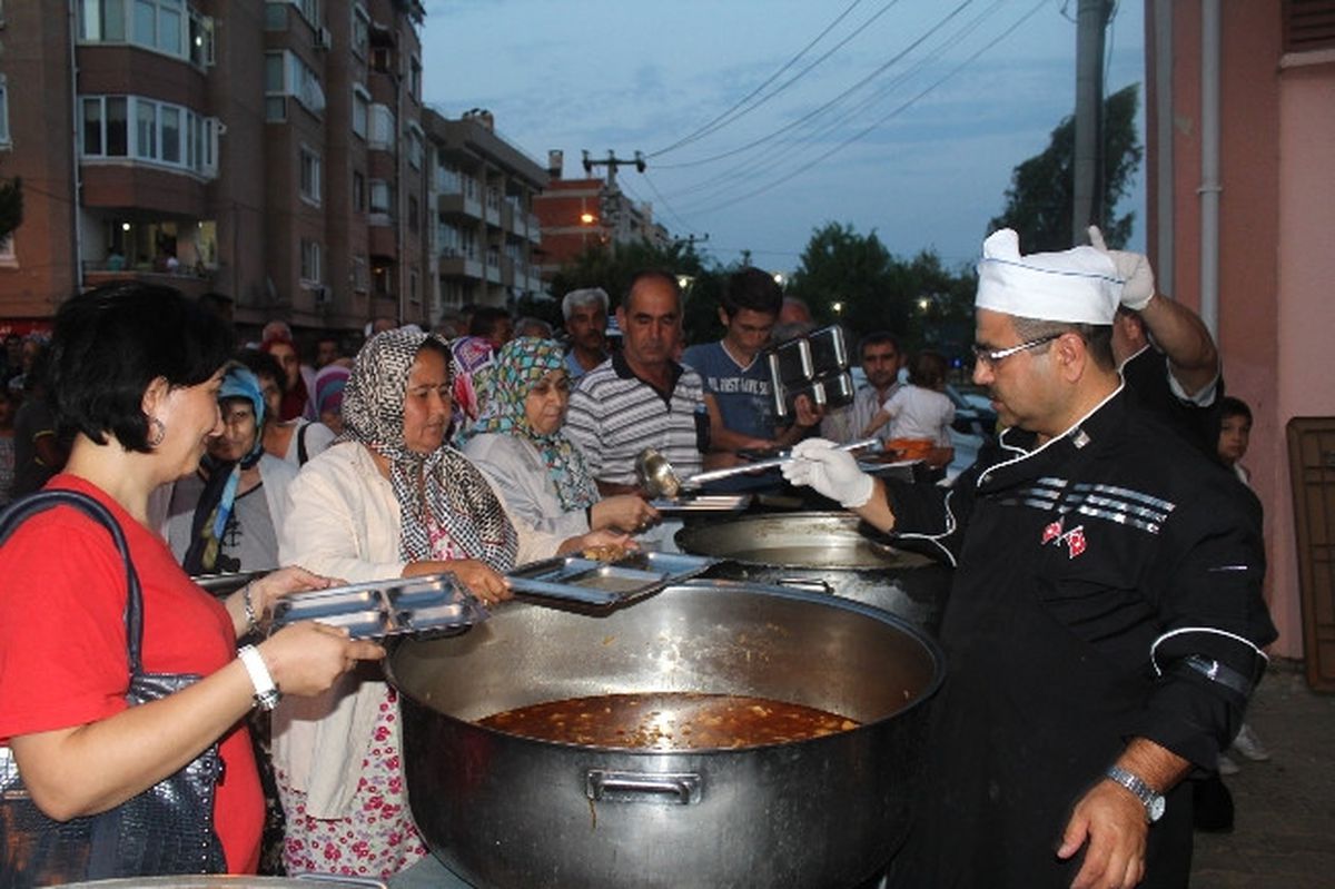 Edremit Belediyesi İftar Sofrası Kurdu