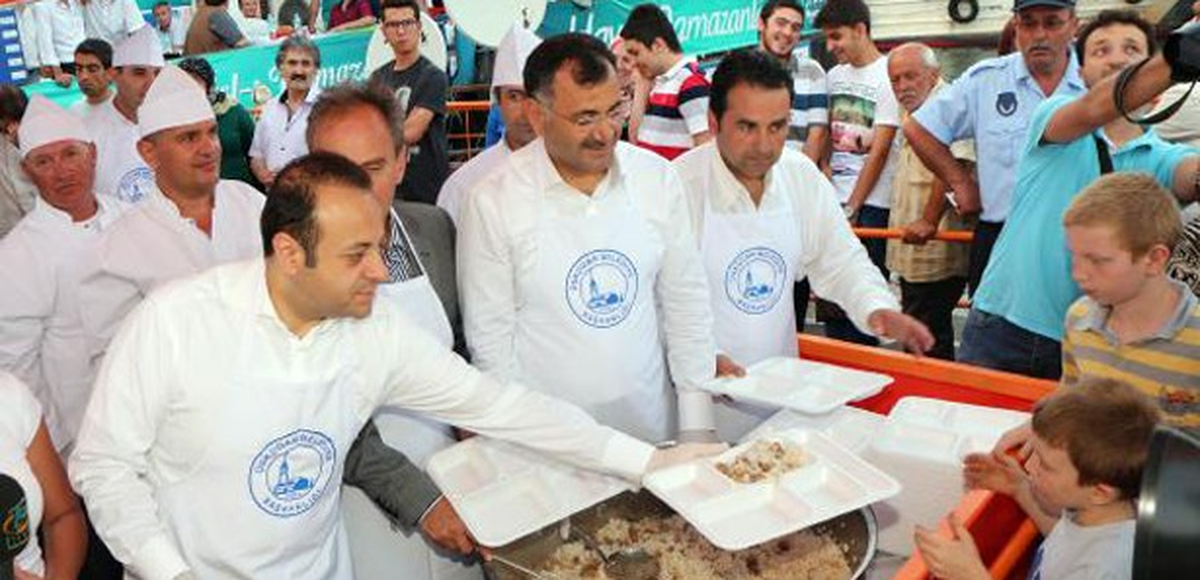 Egemen Bağış Üsküdar\'da Yemek Dağıttı