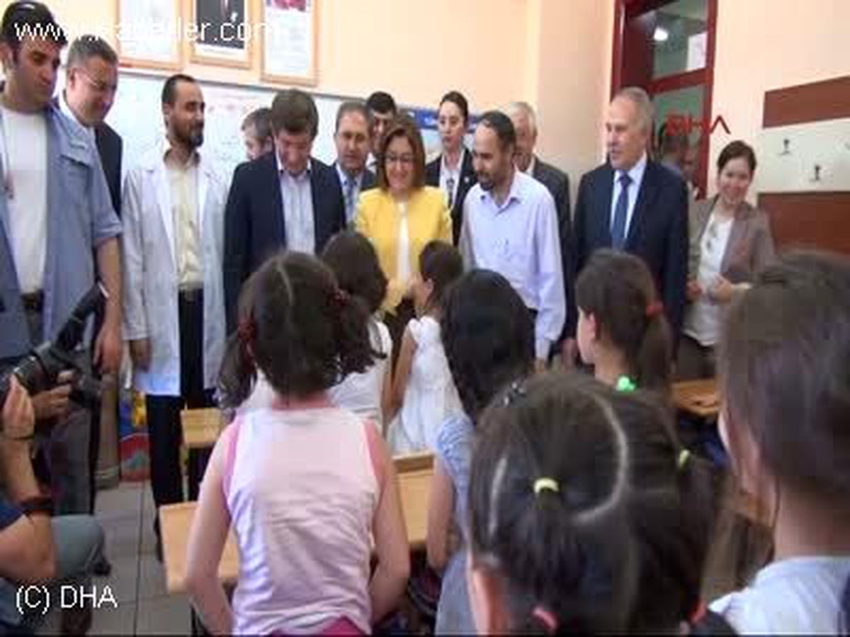 Gaziantep Bakan Davutoğlu ve Şahin, Suriyeli Çocuklara Oyuncak Dağıttı