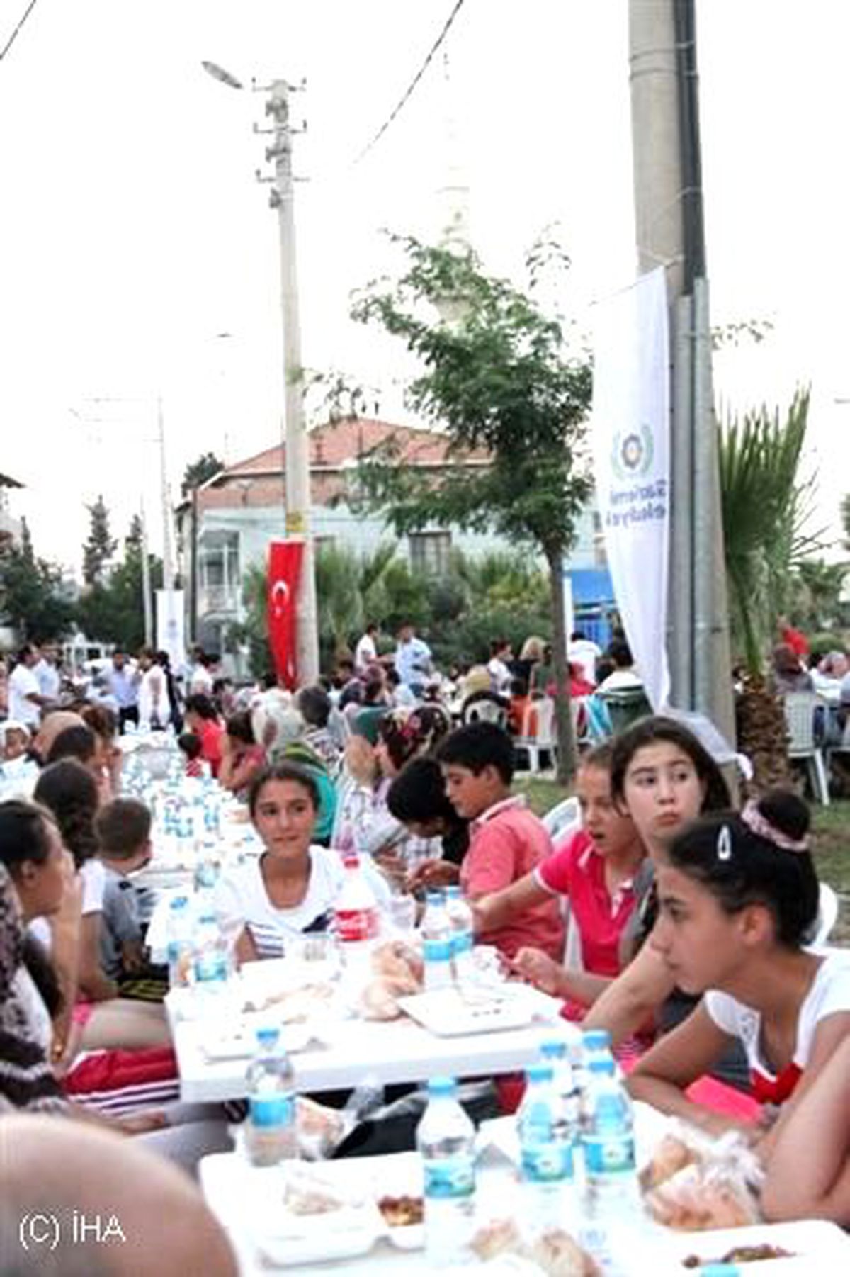 Gaziemir\'de "Halil İbrahim" Sofrası