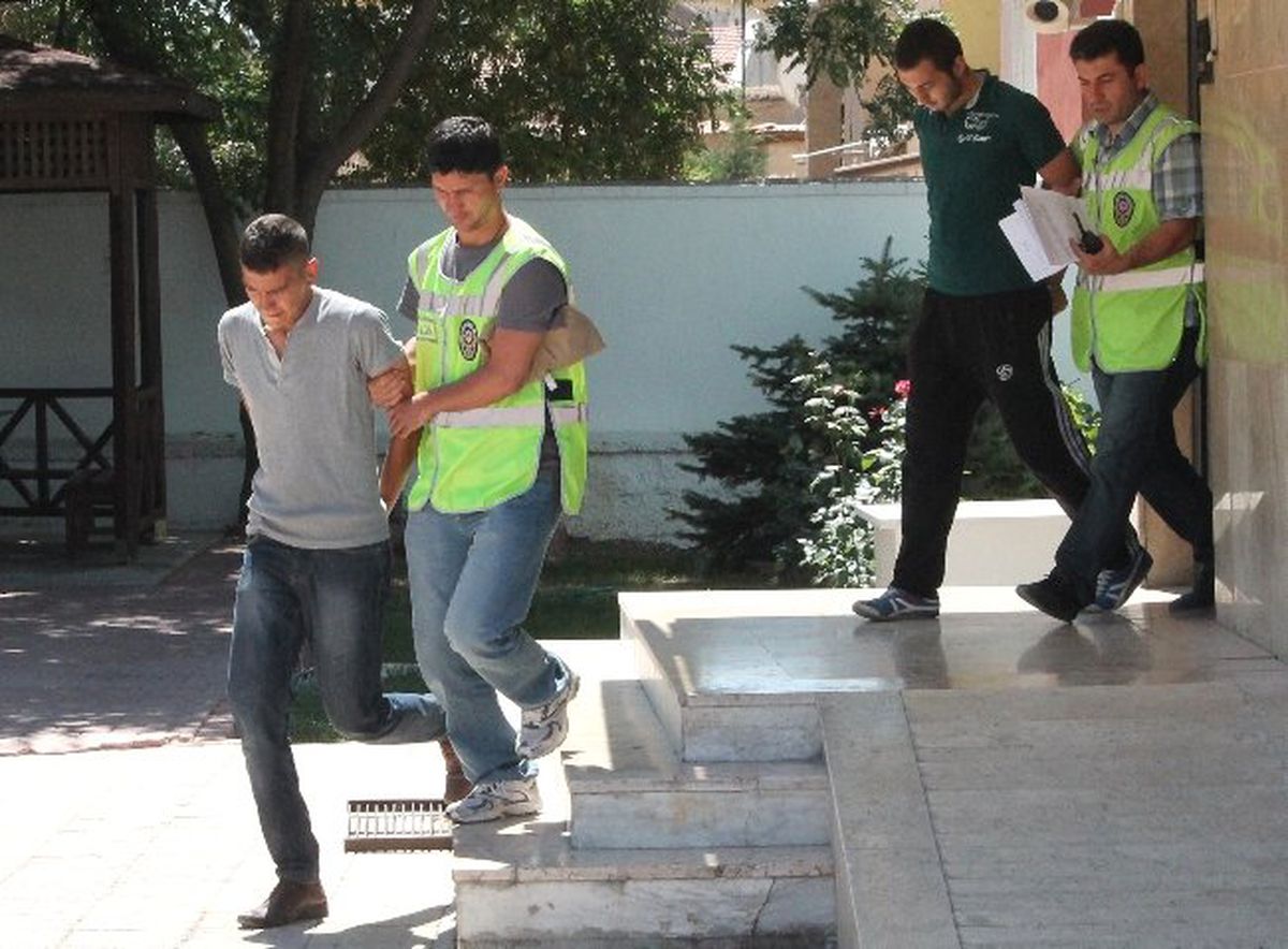 Gerçek Diye Sahte Bilezikleri Çaldılar