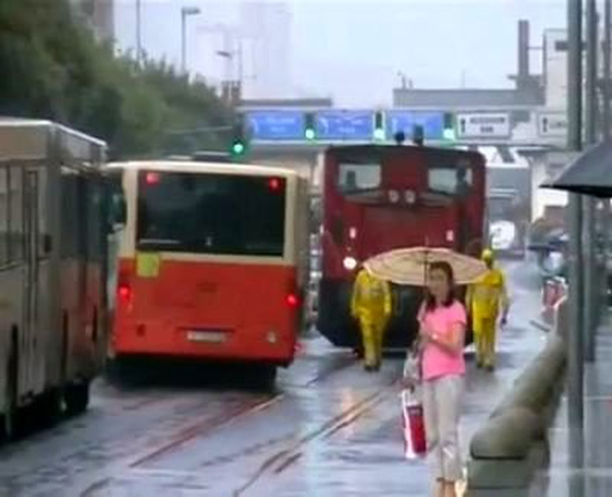 Hırvatistan'da Cadde İçinde Çalışan Tren