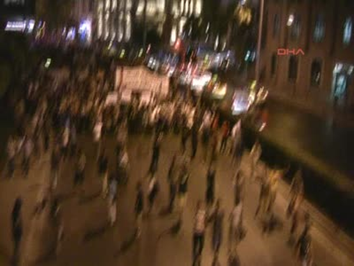 İzmir\'de \'Gezi\' Tutuklamalarına 2 Bin Kişilik Tepki Yürüyüşü