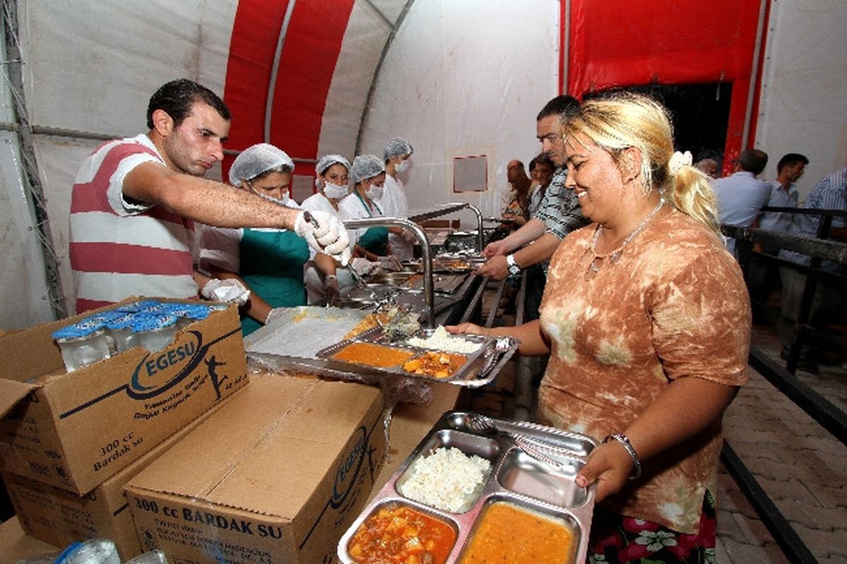 Karşıyaka\'da İlk İftar...